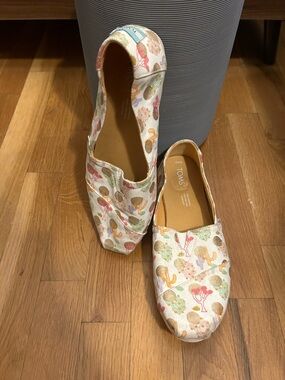 TOMS Women's Slip-On Canvas Flats in Multicolor Desert Print size 8.5